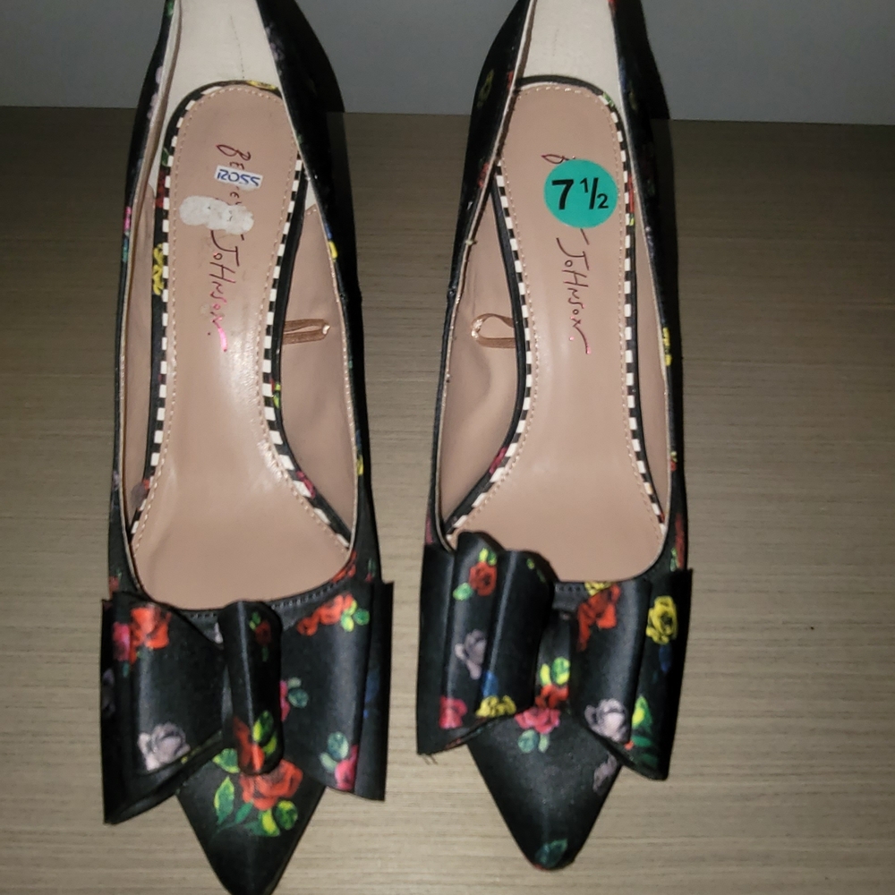 Women's Black Betsey Johnson Floral Pointed-Toe Pumps with Bow